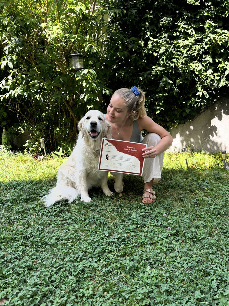 Saskia et moi avec le certificat officiel de chien de thérapie